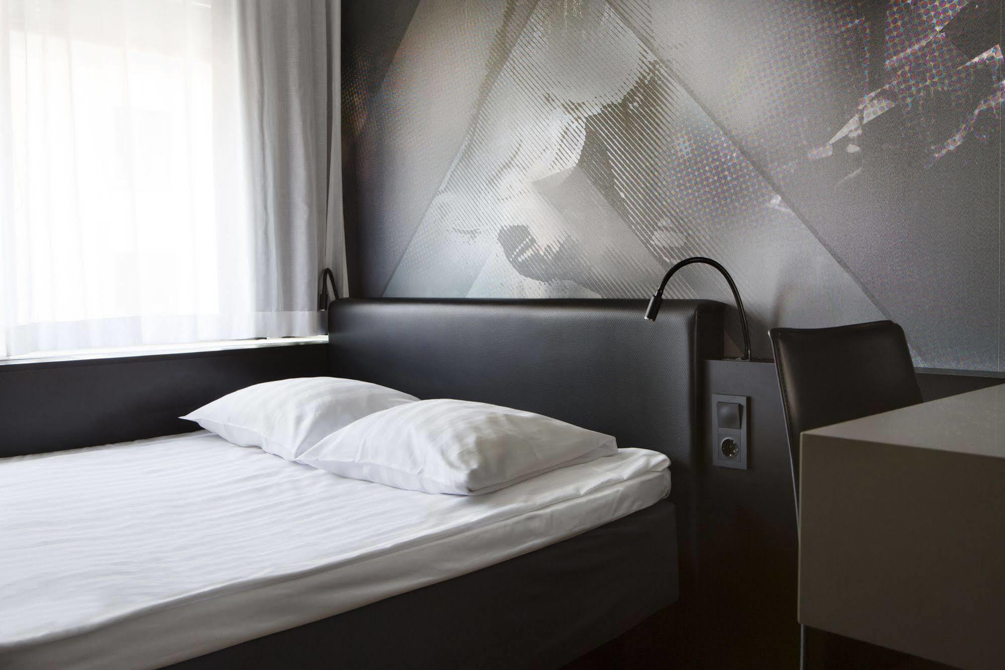 Comfort Hotel Xpress Stockholm Central Exterior photo